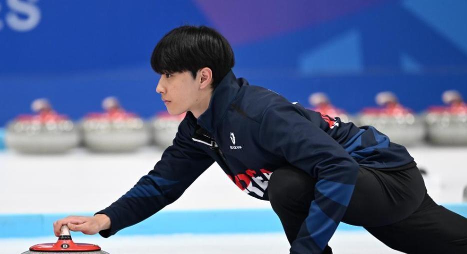 中国队在奥运冰壶落选赛中连续取得两场胜利，凌晨与新西兰队交锋，以7比2获胜；今日