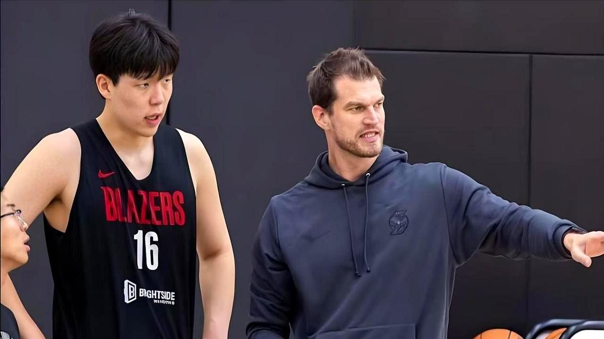 训练结束后的采访席位还没热乎，开拓者代理主帅斯普利特就被记者连环追问杨瀚森的进展