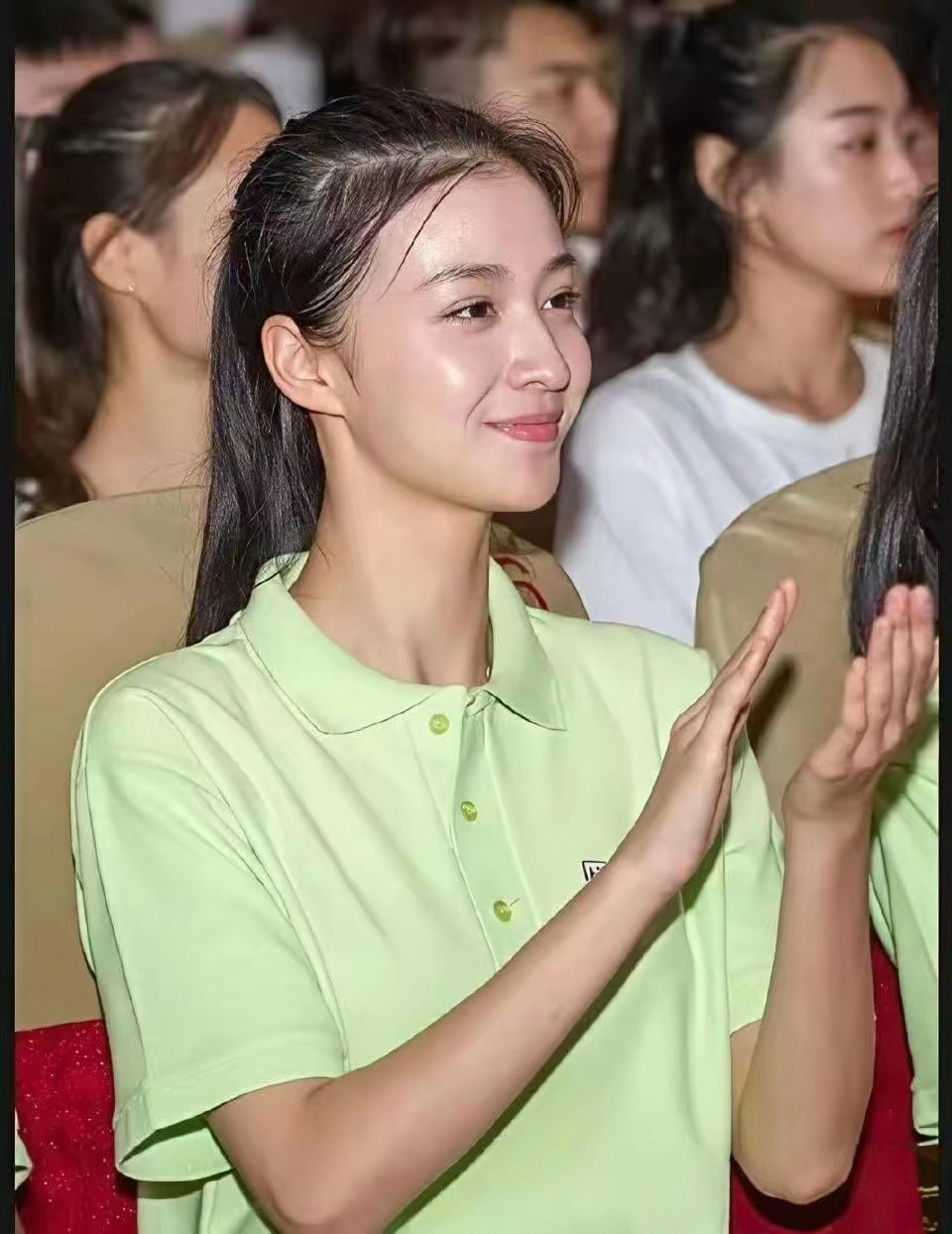 学生时代的王楚然，纯欲天花板本人。原来校花真是从小美到大的!