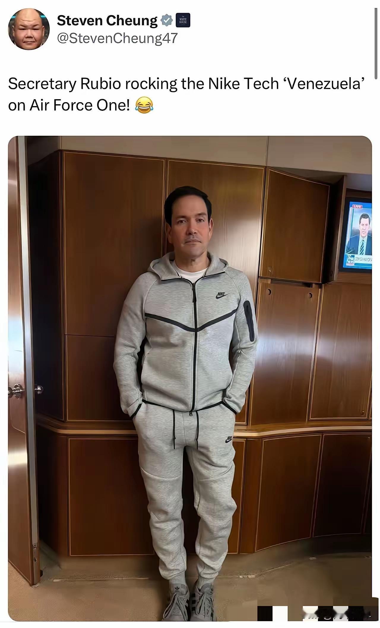 图一一张照片有两个特朗普身边重要的人，一个是白宫通讯部主任丑男张振熙，一个是国务