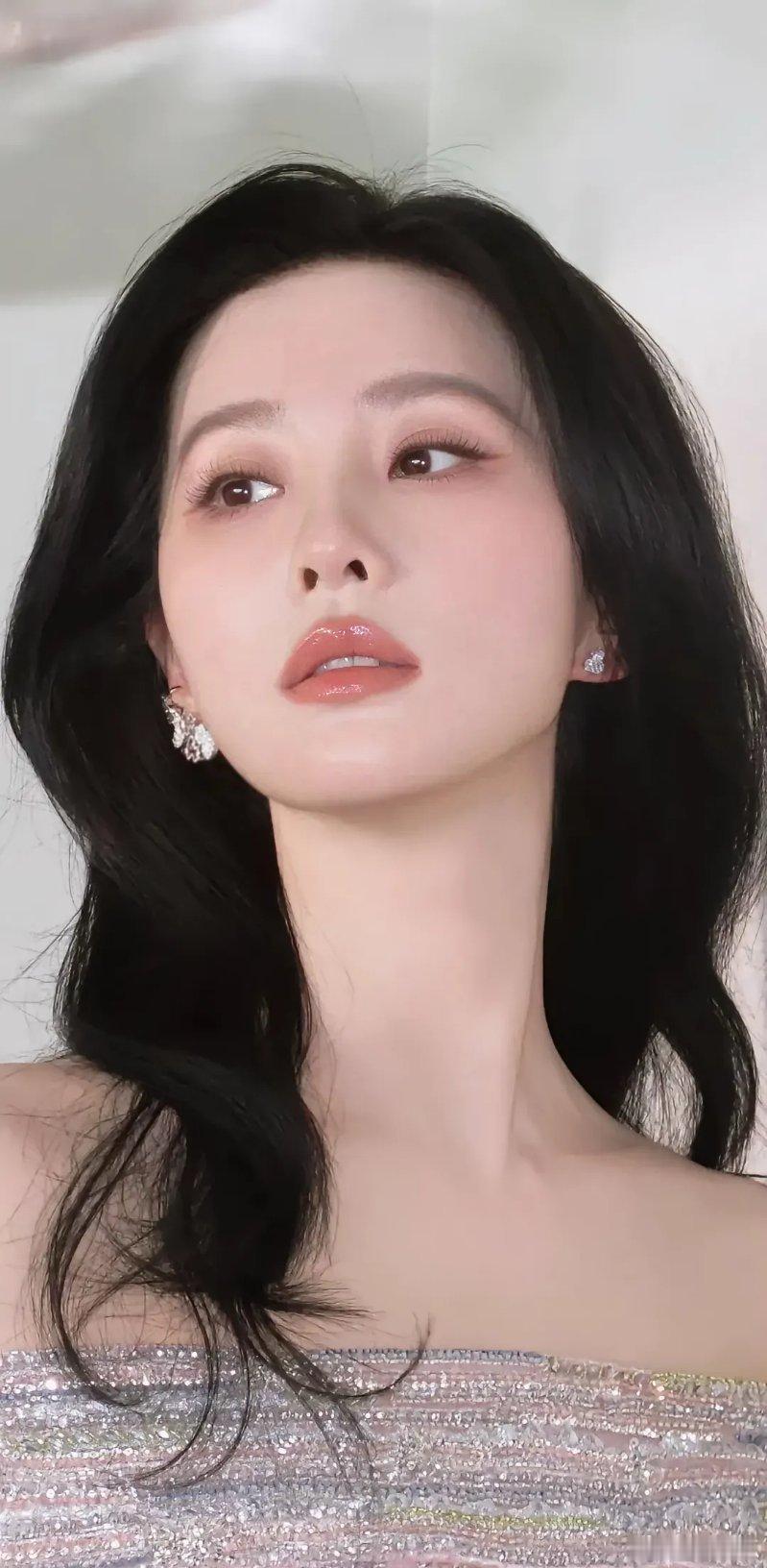 刘诗诗身着奢华质感礼服惊艳亮相，淡粉妆容衬得她气质超凡，举手投足间尽显优雅高贵，