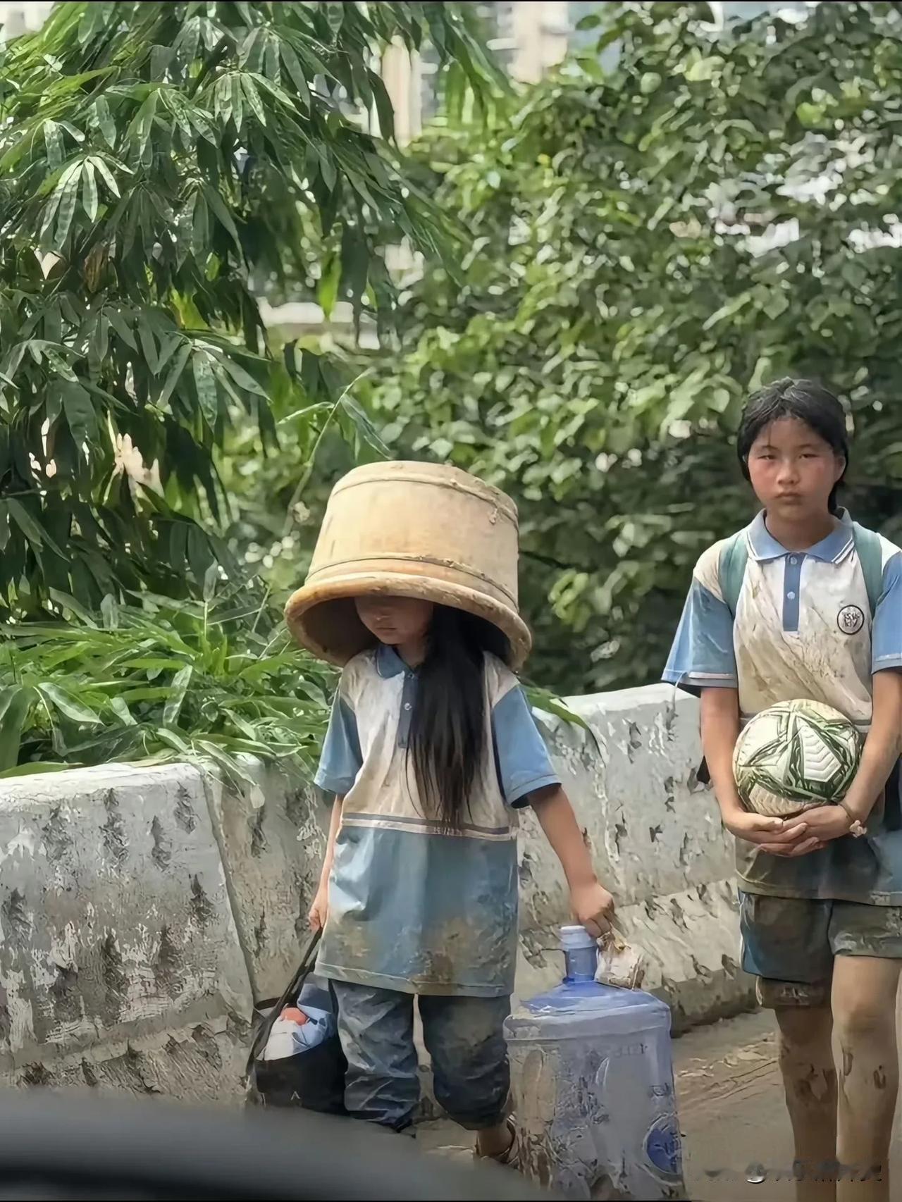 这张照片要火了！贵州榕江街头，只见一个满身泥泞，背着书包的小女孩，手里抱着足