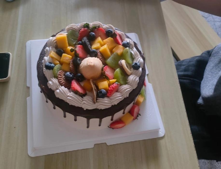 客人定了八英寸的蛋糕，送到后十几分钟就发信息说蛋糕太小不够吃，真的太无奈了！八寸