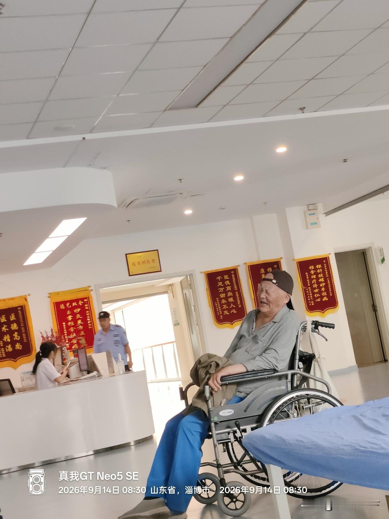 下图这个老人听说87岁了，听说以前是医生。三个子女非常孝顺，花钱在老年病医院附近