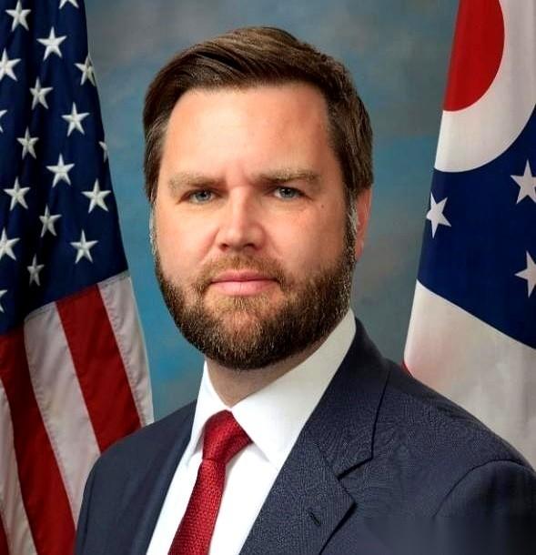 美国的政治老油条们还在死盯着特朗普，但真正准备掀翻白宫权力牌桌的，是一个80后副