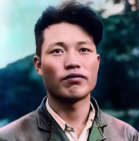 1953年的朝鲜空军基地，21岁的卢今锡刚结束第27次战斗任务，胸前的“人民英雄