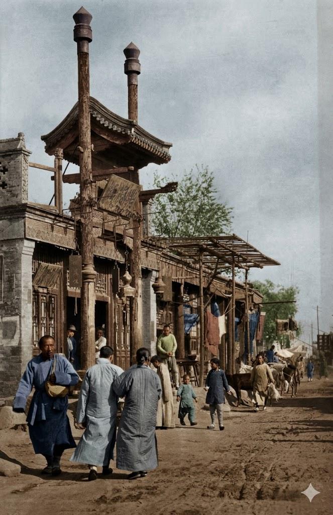 清末，北京的一条商业街，绸缎庄、药铺、茶馆林立，冲天招牌柱的大商号、挂着幌子的铺