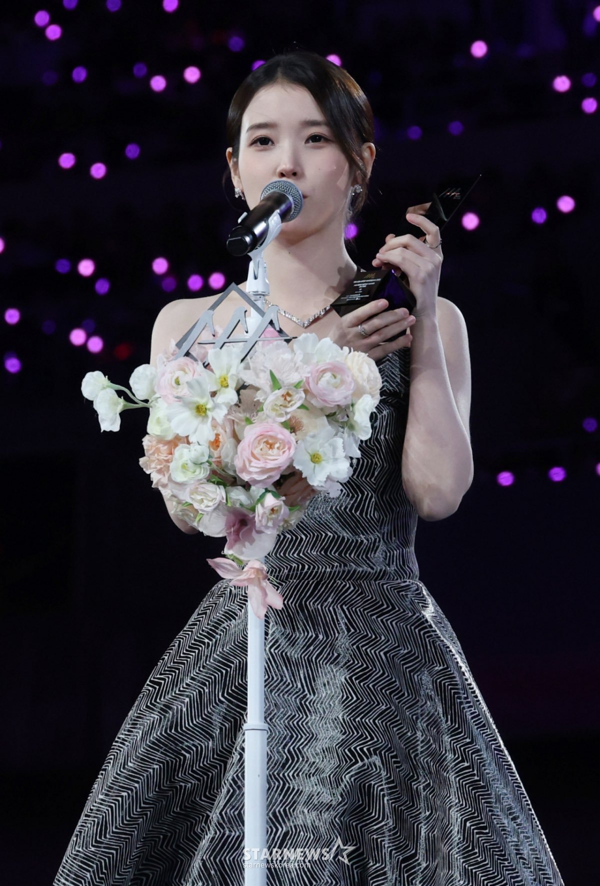 251206IU参加AAA颁奖典礼后台采访虽然今年以演员阵容出席，但如果被列入