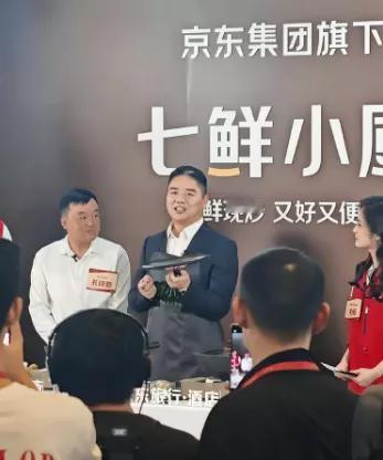 刘强东的三亚锅铲，炒热了京东的本地生活梦！昨天，这位电商大佬系着围裙，在三亚