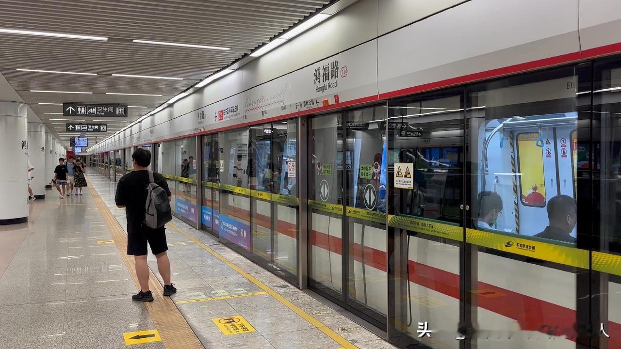 说实话，东莞地铁现在客流量很少，估计今年还得亏损几十亿。客流量少的原因，一目