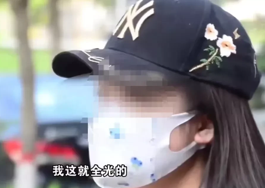 2020年，杭州一女子去洗浴中心洗澡，身上一丝不挂，结果转头看到两个男的正直勾勾