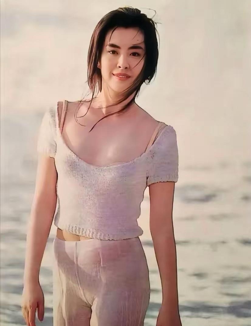 王祖贤年轻时在海边的那张留影，真的是经典中的经典。一袭白衣简约修身，在海风里飘飘