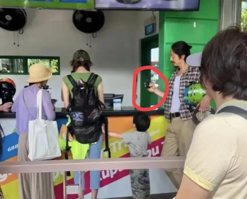 林志玲，这家庭地位不得了。一家三口去新加坡旅游，看看这日本丈夫都在干些什么，林