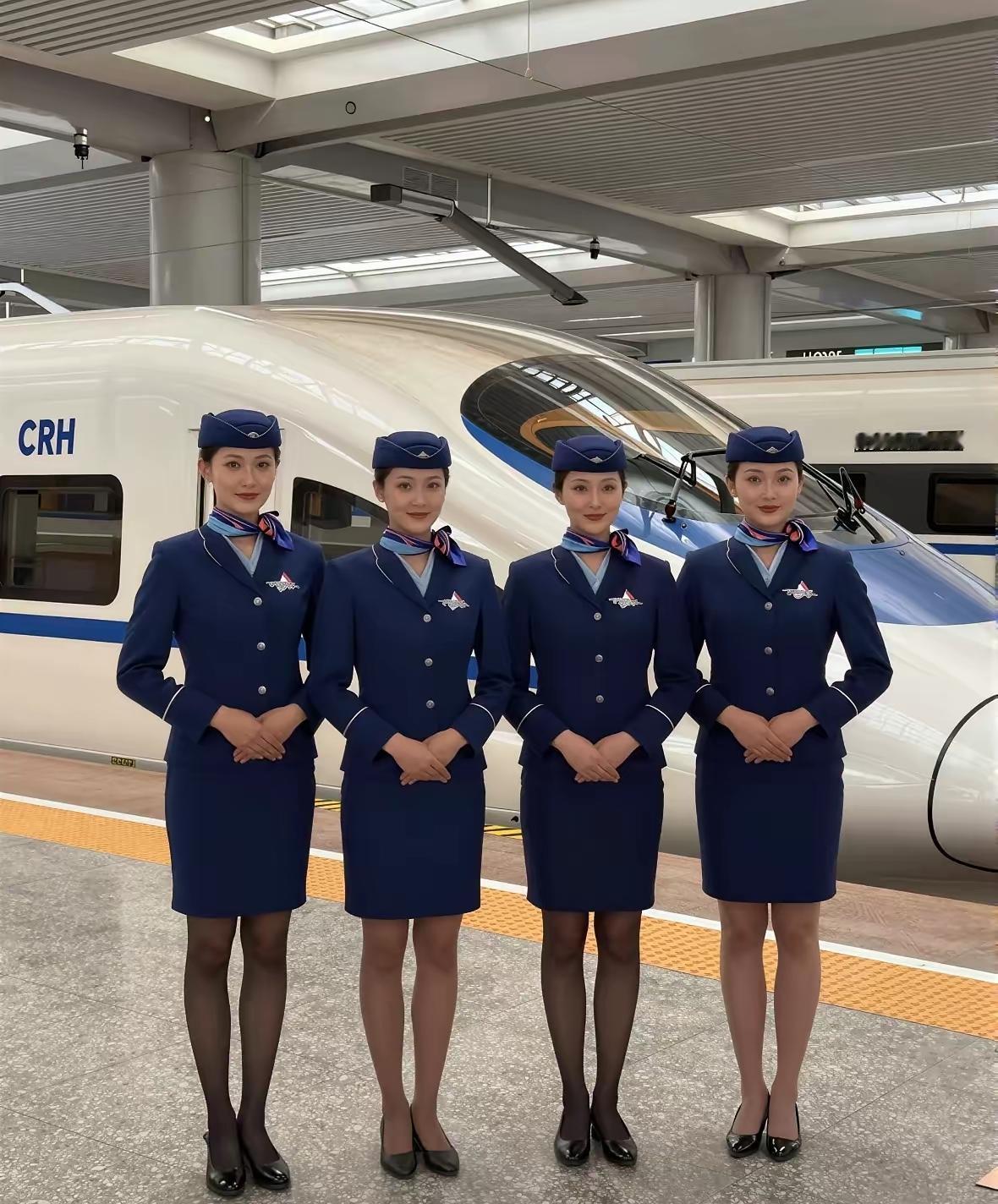现在高铁上的动姐乘务组，在颜值方面上看，真的一点不比空姐差，简直都可以媲美了。