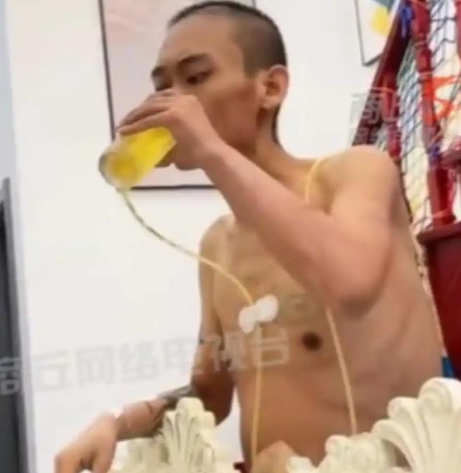 难受！一个大哥查出了癌症末期，他干脆不治了，自个儿拎回一箱白酒灌，大夫瞧见了拦着