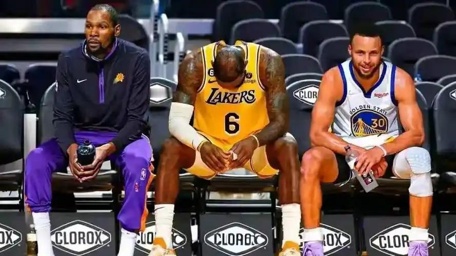 别拿东契奇的防守和库里比了，光态度上就不是一个等级的你能在场上看到库里被大