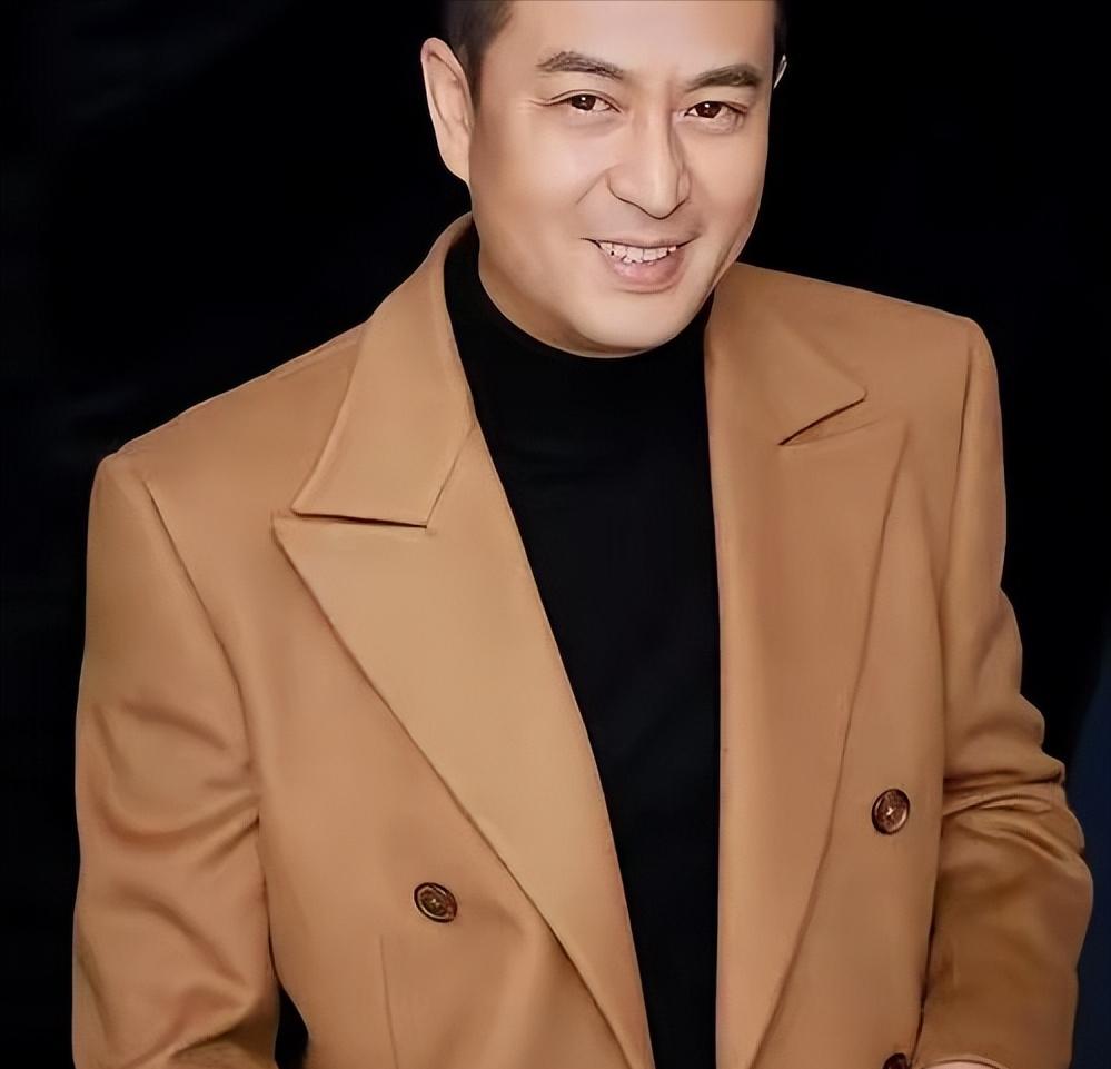 1995年，孙浩把刚拿到手的10万块《中华民谣》奖金，塞了厚厚一叠给穷跑龙套的张