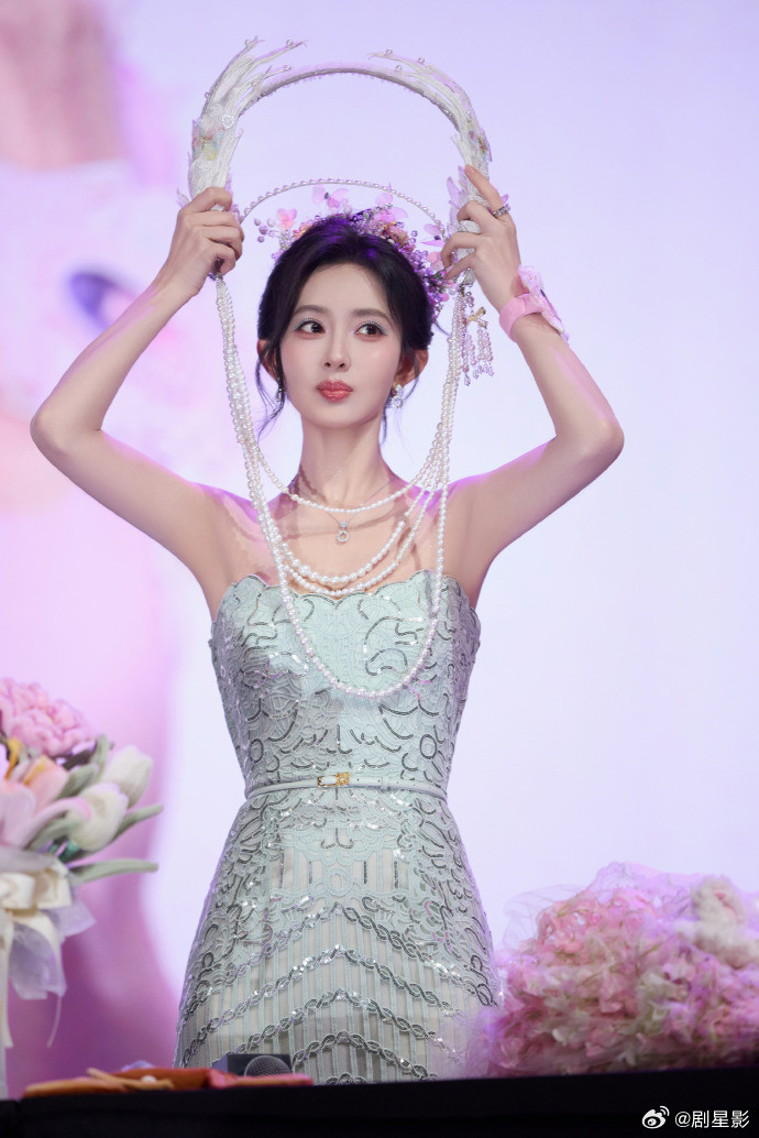 孟子义戴头纱美成啥样了孟子义薄荷抹胸裙头纱配薄荷裙，又仙又清新