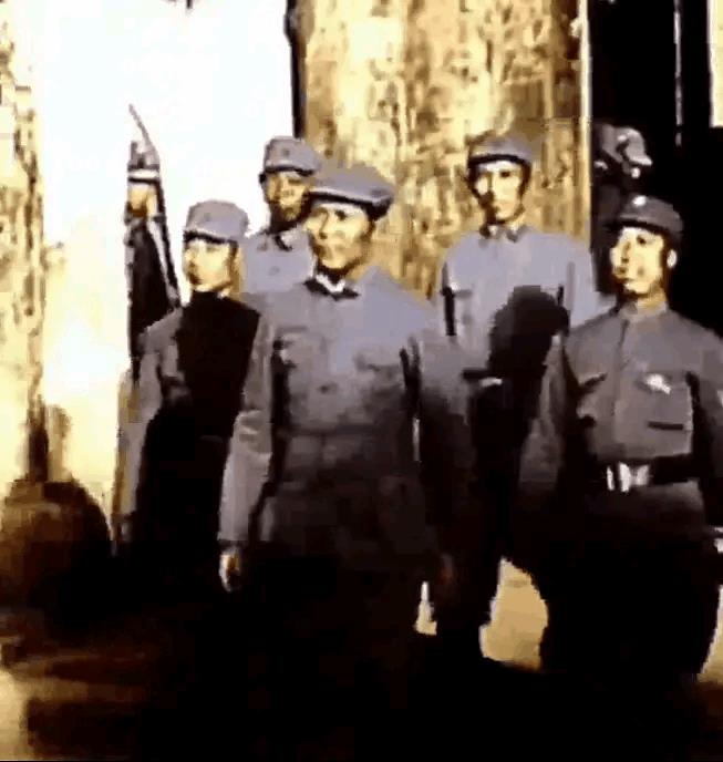 毛主席在1968年7月21日在人民日报将要发表的一篇报道的编者按中加了一段话：“