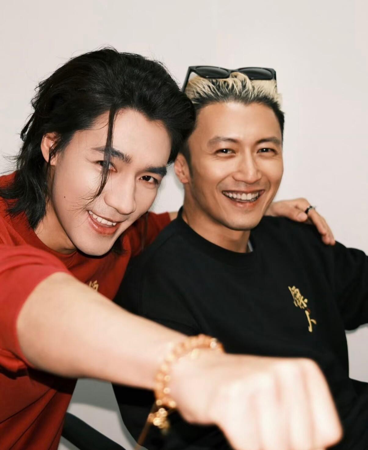 此沙和谢霆锋同框，颜值还不输谢霆锋，是新生代男演员里个子比较高挑，特别有辨识度的