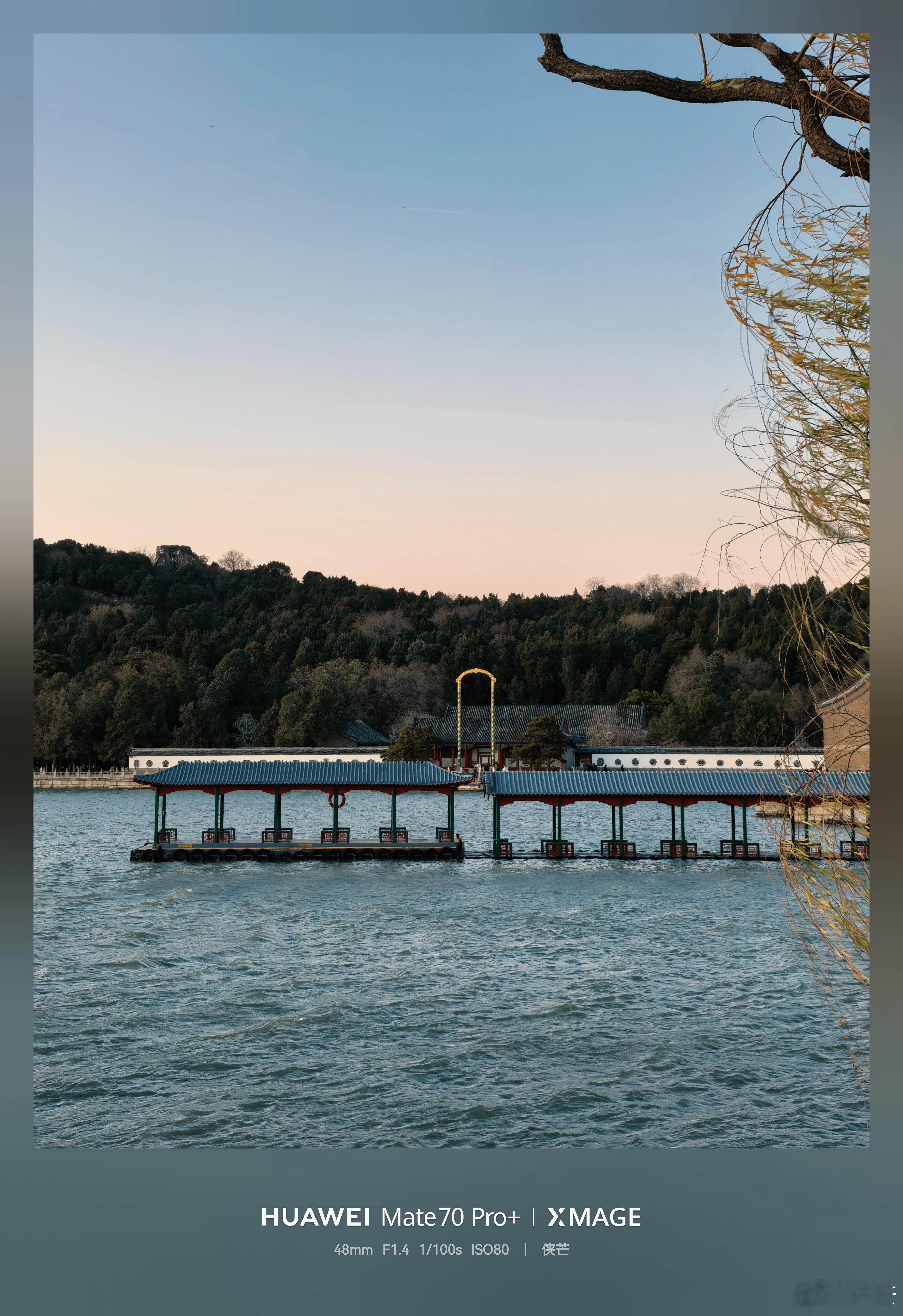 〖风起颐和，瞬息如画〗冬日暮色渐沉，颐和园内寒风呼啸，杨柳枝条在风