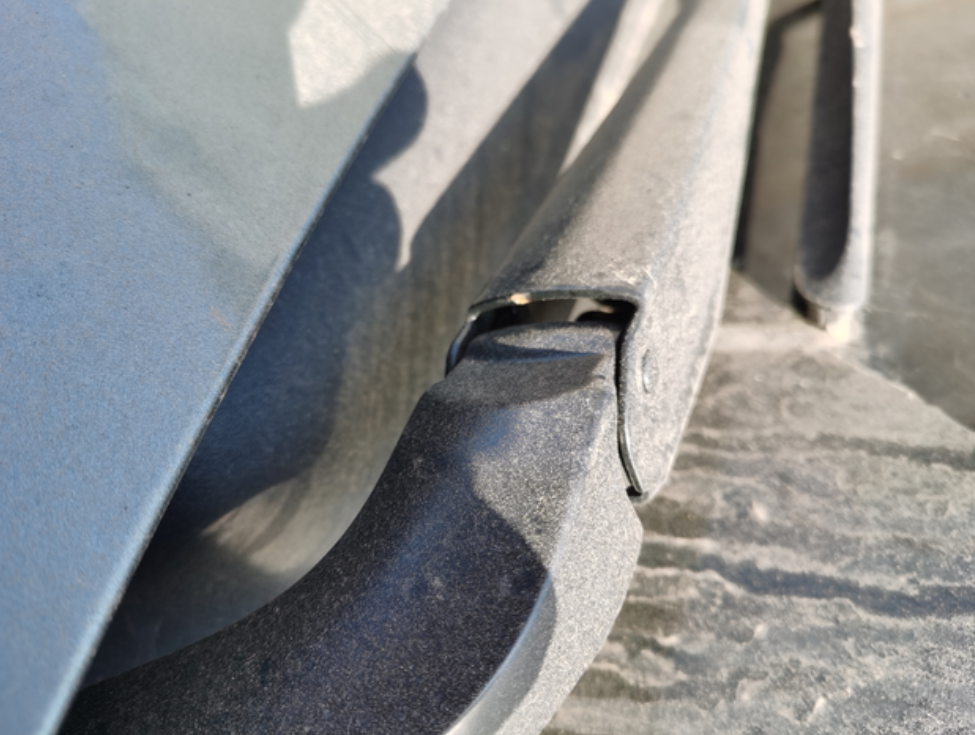 翻车了兄弟们，23款ct5雨刮器生锈了刚提车一个月回来，发现雨刮器有个小点生锈