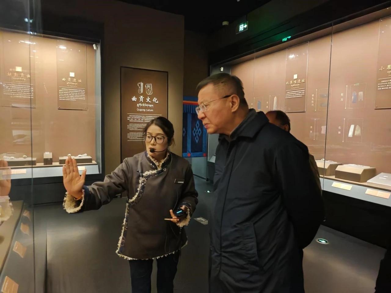 张维为教授调研西藏文化场地。在10月30号到31号这两天里，张教授去了西藏的一