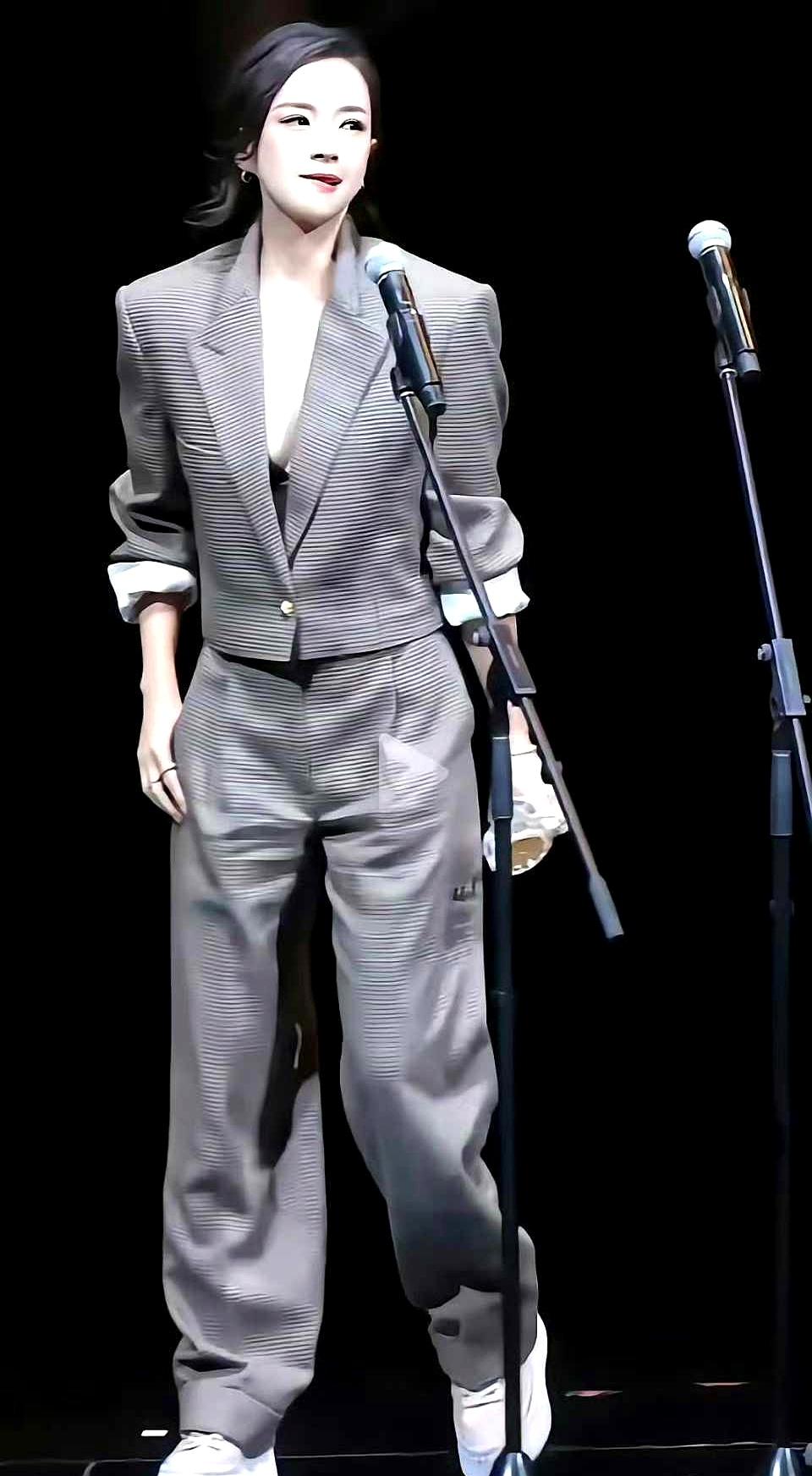 章子怡47岁舞台亮相，休闲套装简约又利落，谁看谁说年轻。现场她身穿白