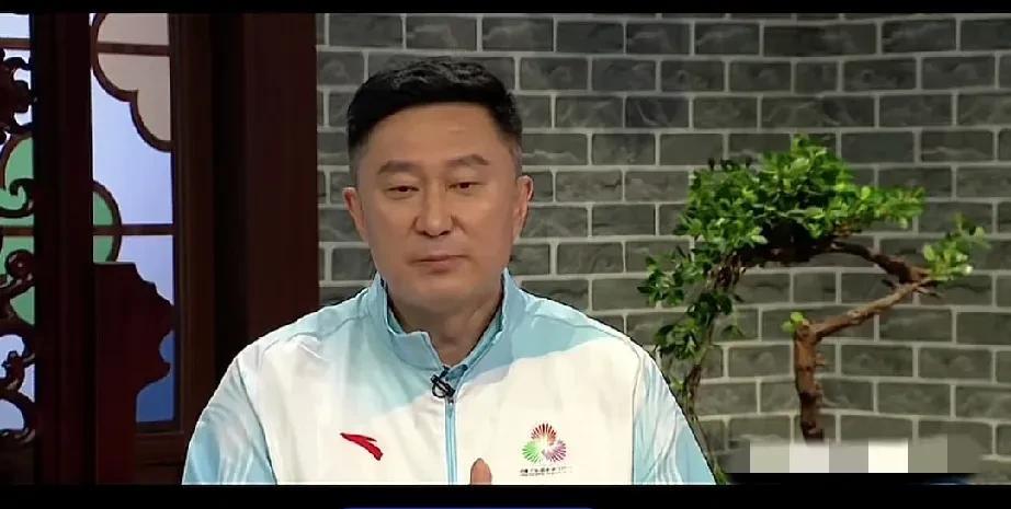 杜峰对韩德君和李晓旭很是佩服！全运会男篮结束后杜峰接受采访谈到辽粤大战这么多年