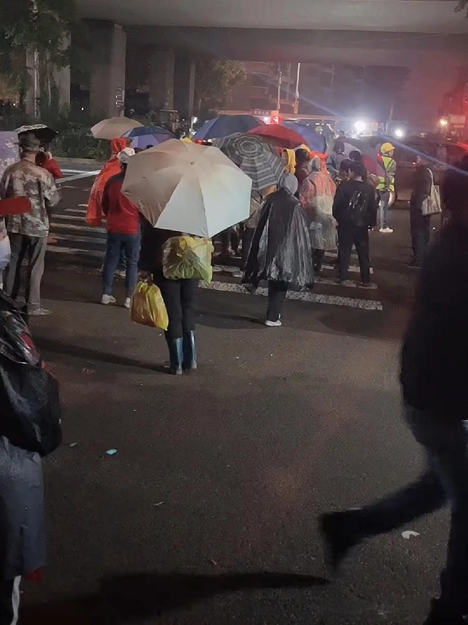山东济南连阴雨里的打工人：凌晨五点，为了一百多块钱冒雨找活这几天济南没断过雨，
