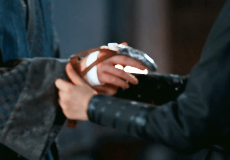 笑不活了！任嘉伦在剧里一口一个“朕的皇后”，但这句话最该对着汪卓成演的罗冼血说啊