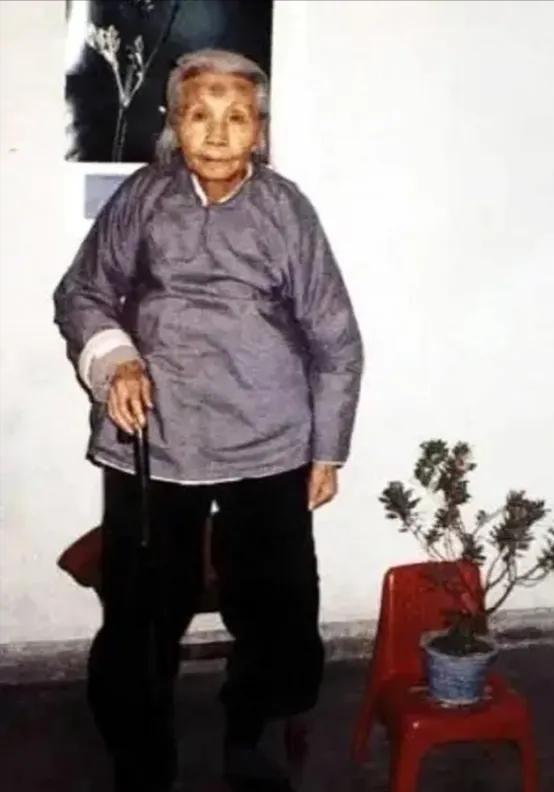 [点赞]1992年，88岁老奶奶叮嘱孙子说道：我死后，一定要好好保存遗体，将来