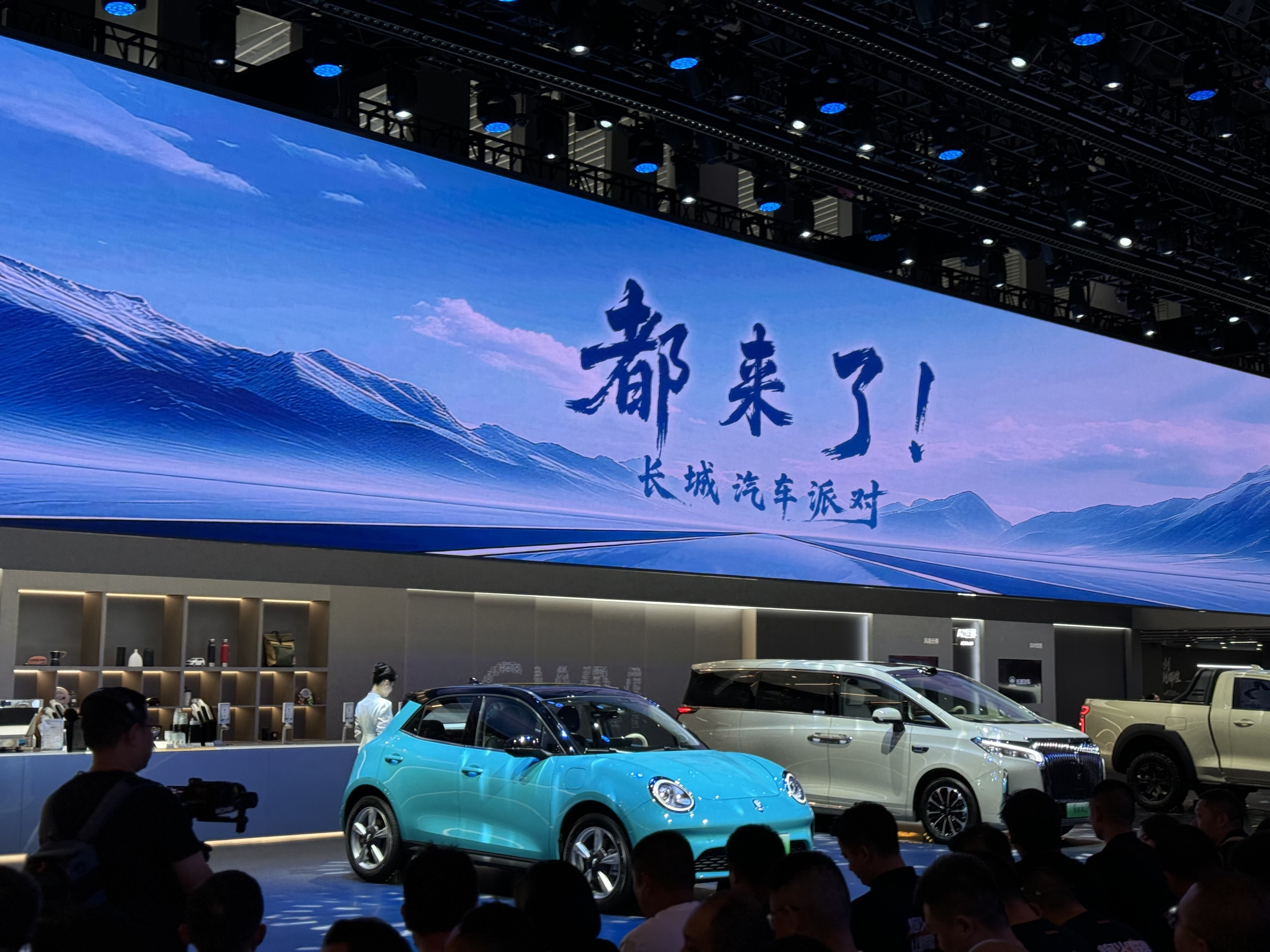 除了长城汽车，应该没有哪家车企在车展做车友派对了吧。现场邀请了很多长城车主，分享