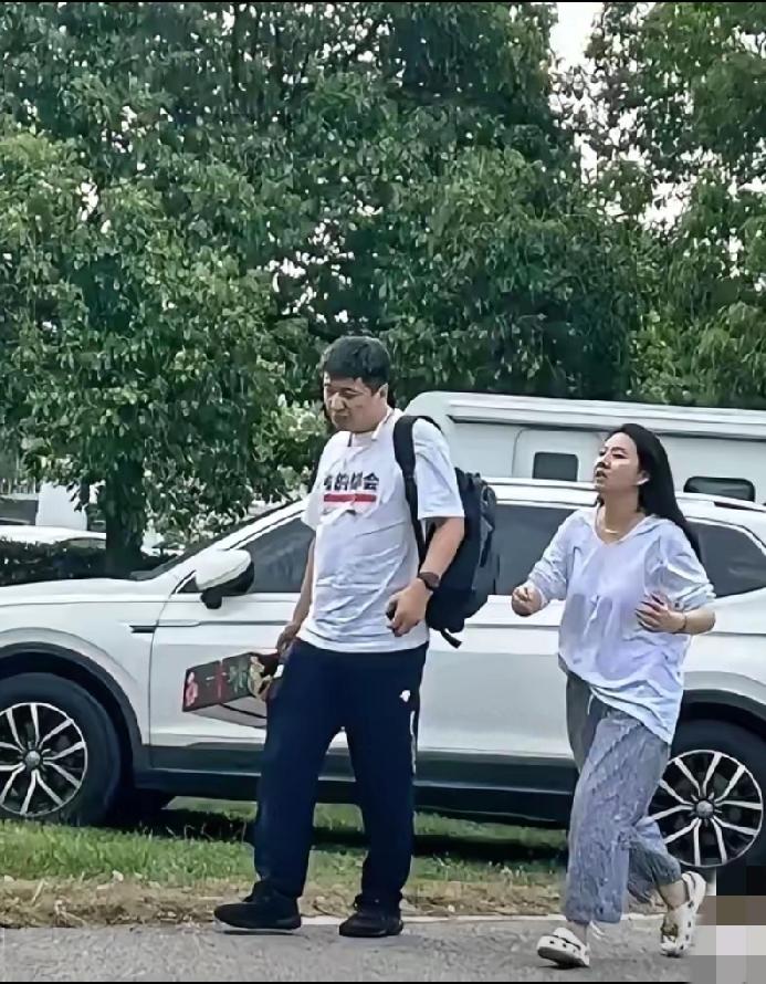 张雪峰与妻子的一张照片被曝光，穿的衣服就是25年夏季！还是原配看着舒服，那个