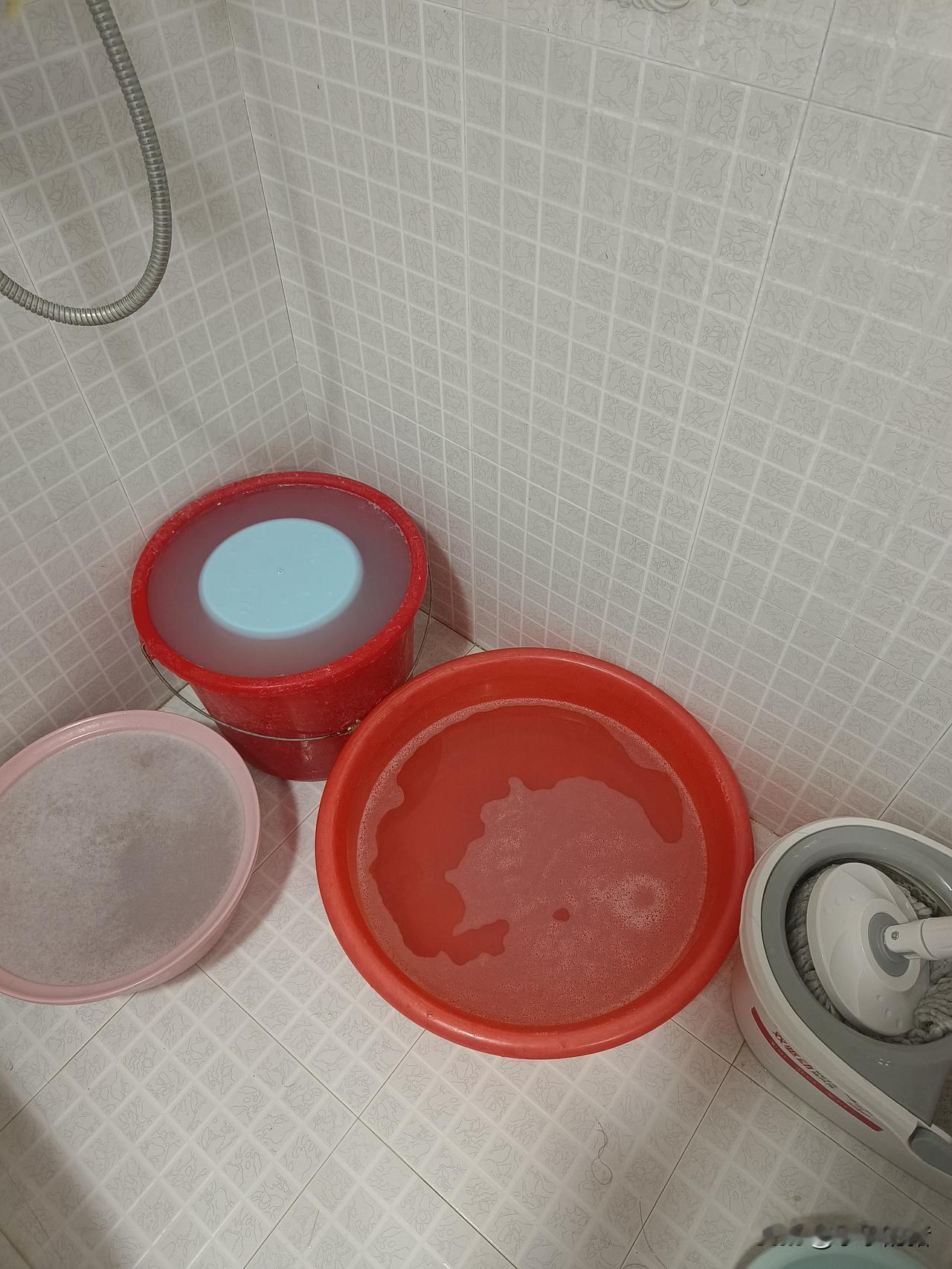 我习惯了手洗衣服，然后水留下来再拖地或者冲马桶。没想到这个习惯竟然被别人嘲笑。我