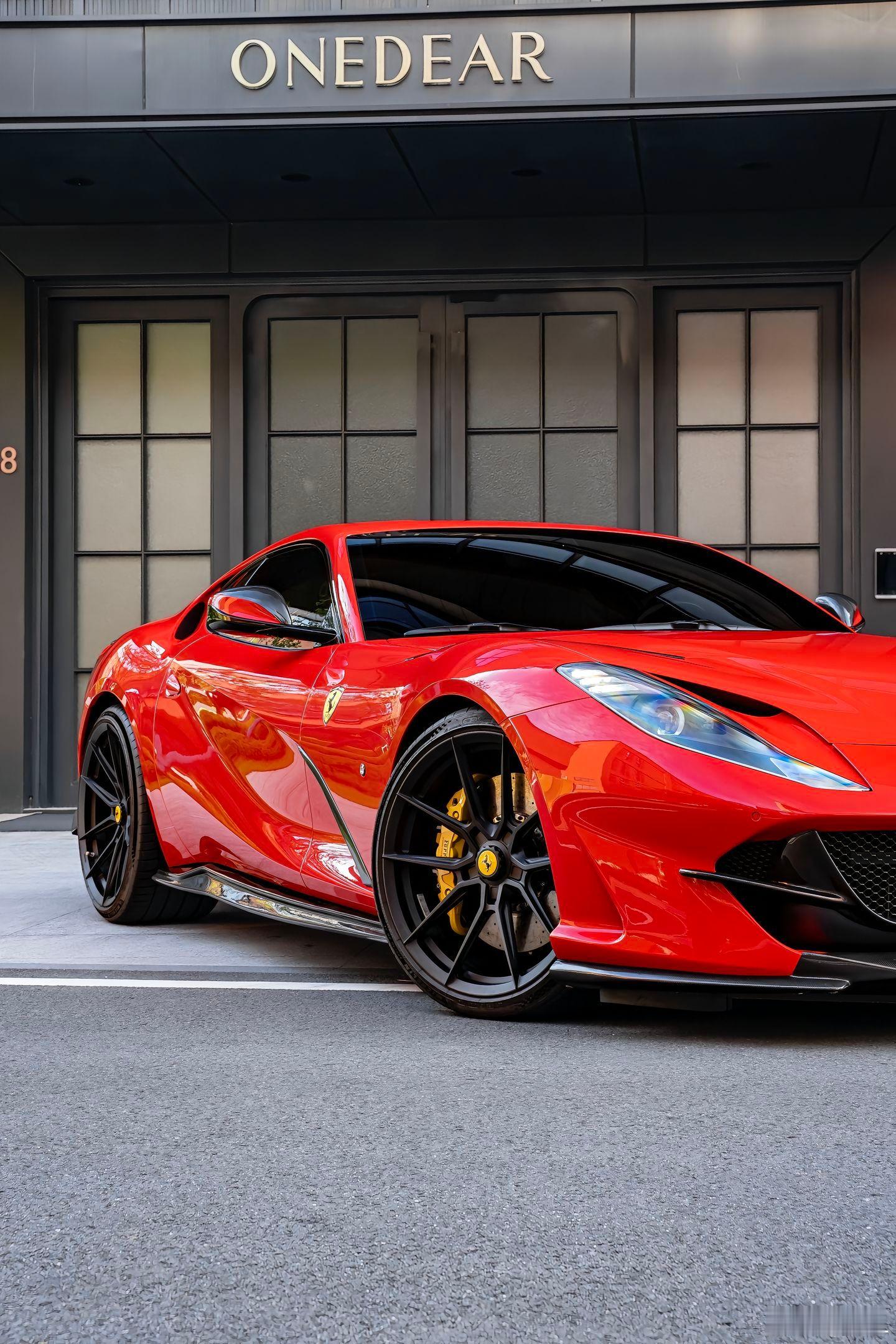 谁又能拒绝得了一辆V12呢？法拉利812Superfast​​​