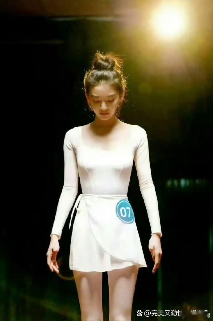 章若楠拍《难哄》时居然才85斤，身形看着也太娇小了！