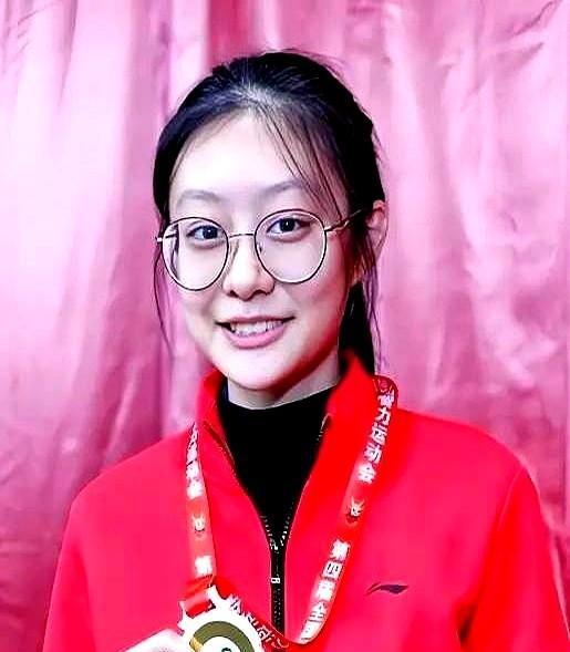 她赢的不是一场棋，是整个围棋圈的刻板印象。2021年，17岁女二段掀翻九段，没