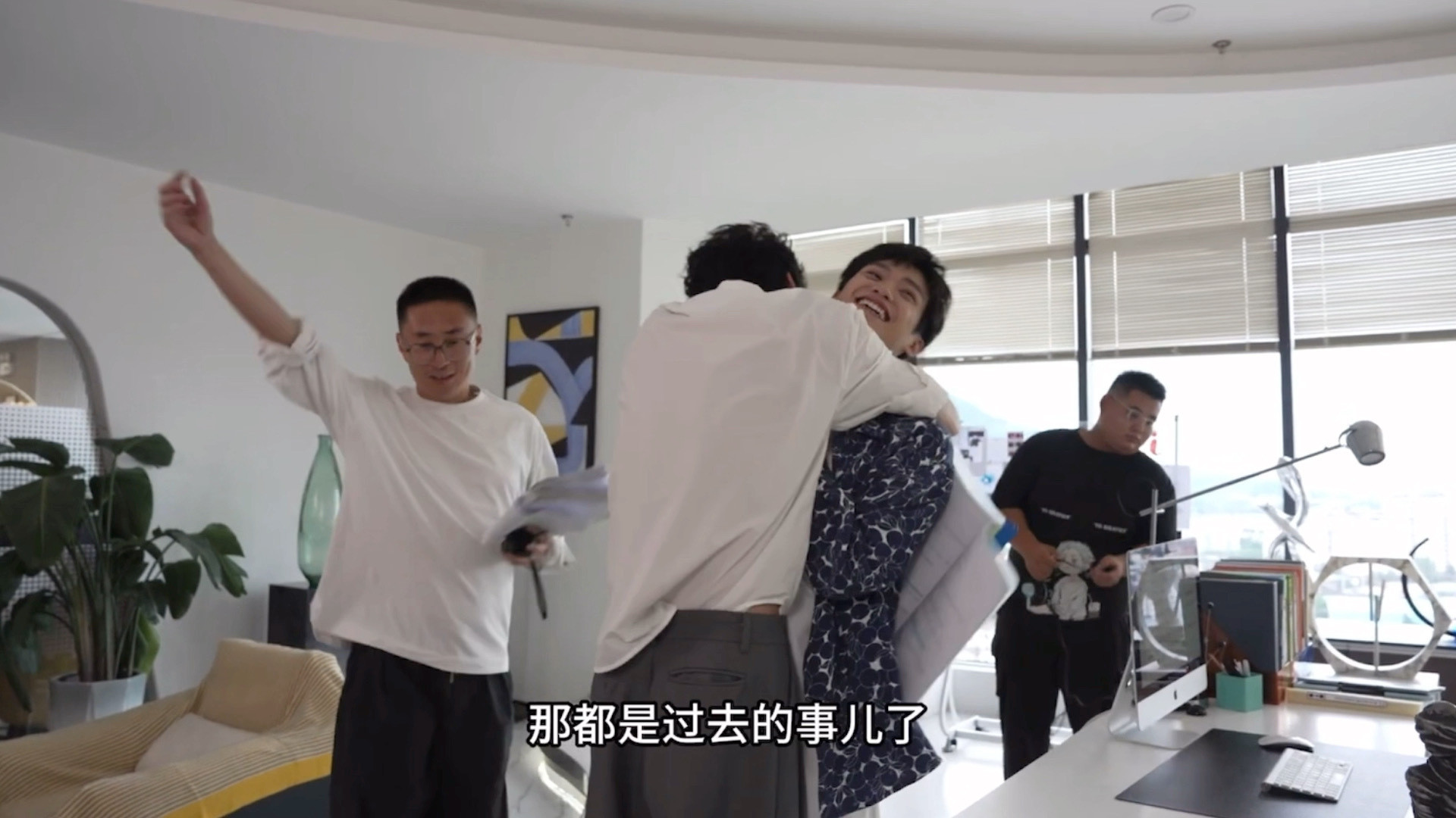 桥豆麻袋，这人是不是以走戏为名义偷摸抱两次？​​​