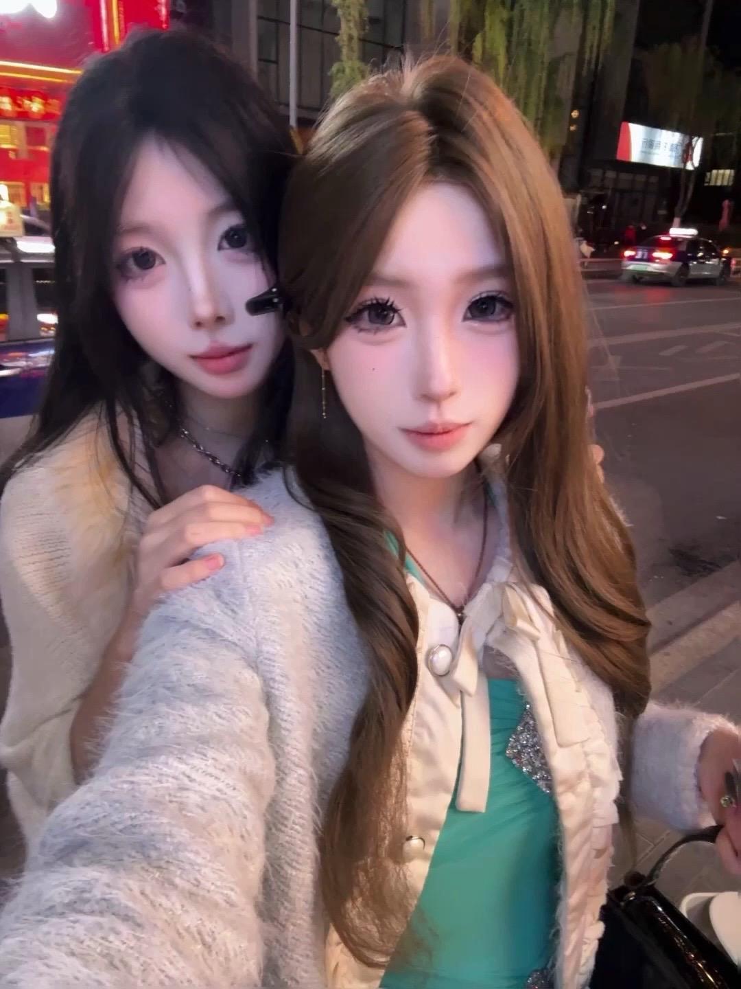 我们俩
