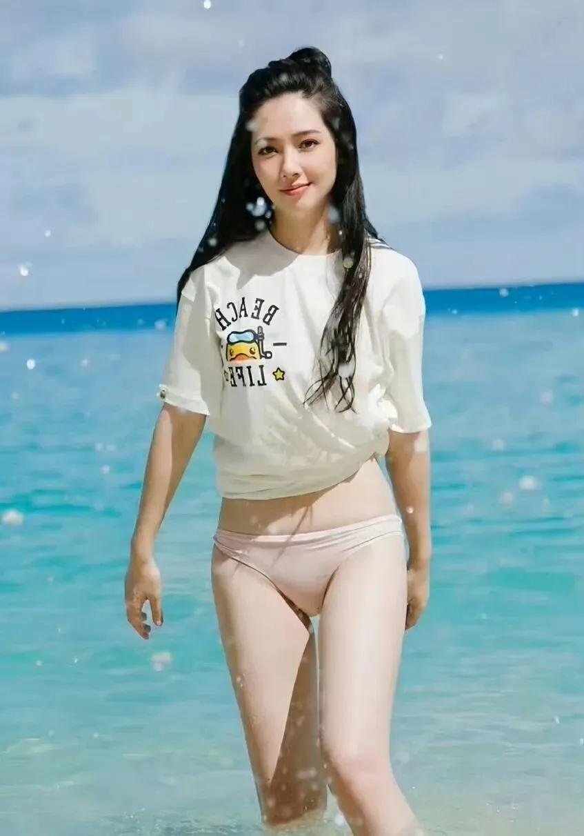 近日，郭碧婷出席活动，一袭香槟色挂脖长裙亮相，丰腴体态吸睛。她手臂圆润、腰线饱满