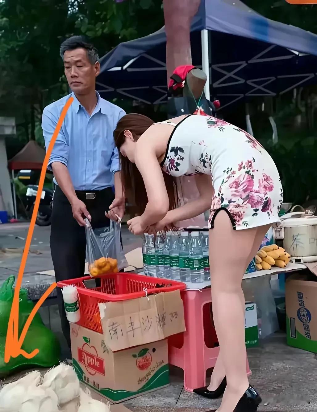 看大爷的眼神，你以为是讨厌顾客，那就错了，在大爷眼中，那可是百毒不侵，