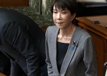 日本这次，是真的被掐住命门了。4月6日，高市早苗在国会明确表态：正在准备分别与