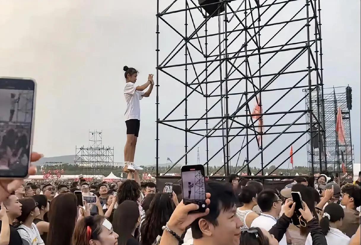 山西长治音乐节，一美女站男朋友手上观看，马上变成现场焦点，你俩是来砸场子的！我