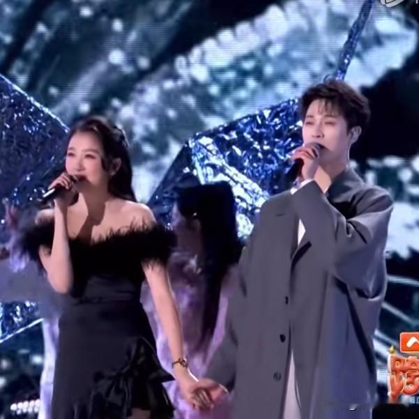 12月31日，关晓彤李昀锐合作舞台超甜！两人合作的《耀眼》也从原本的5月提到了