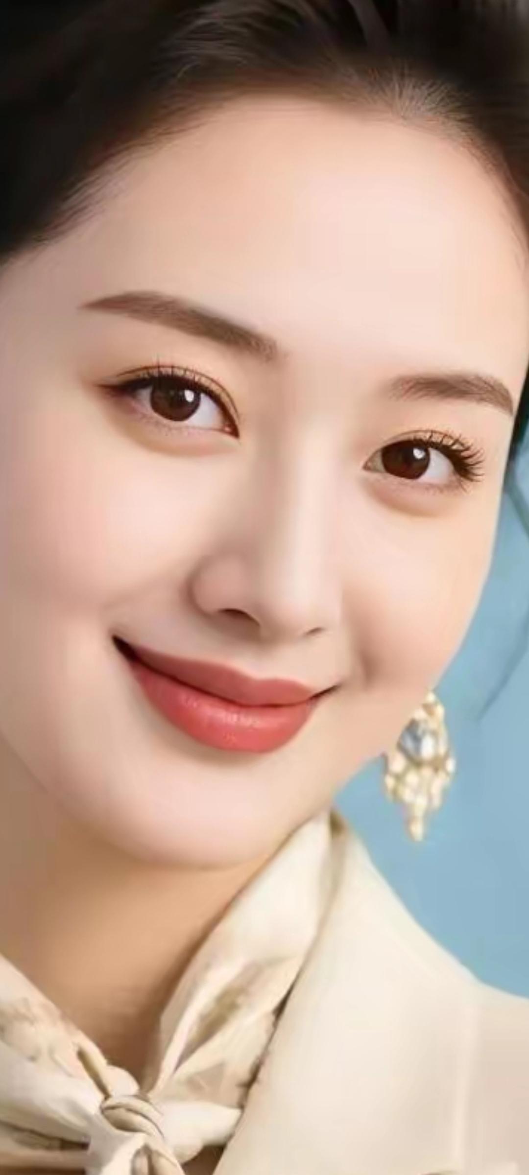 温柔甜美的微笑，散发着优雅与自信的光芒。