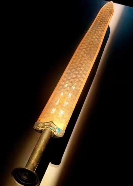 越王勾践剑上最关键的两个字，曾经被郭沫若误认！越王勾践剑上两个关键字，郭沫若当