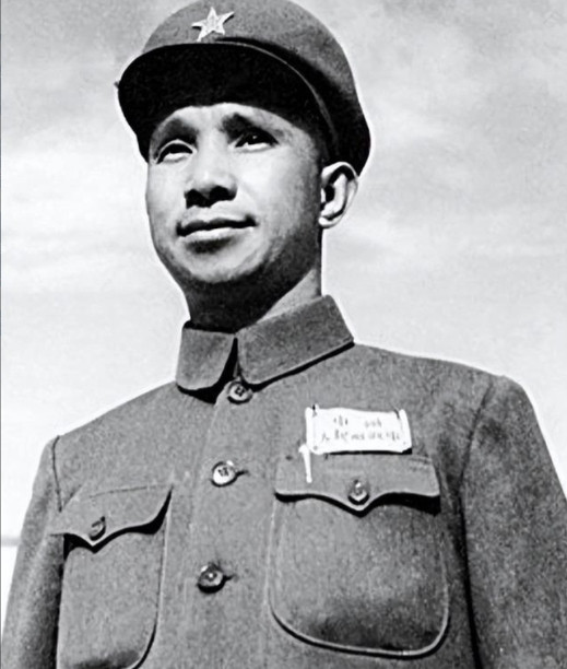 1955年，毛主席说：“论功、论历、论才、论德，粟裕可以领元帅衔，”之后周总理的