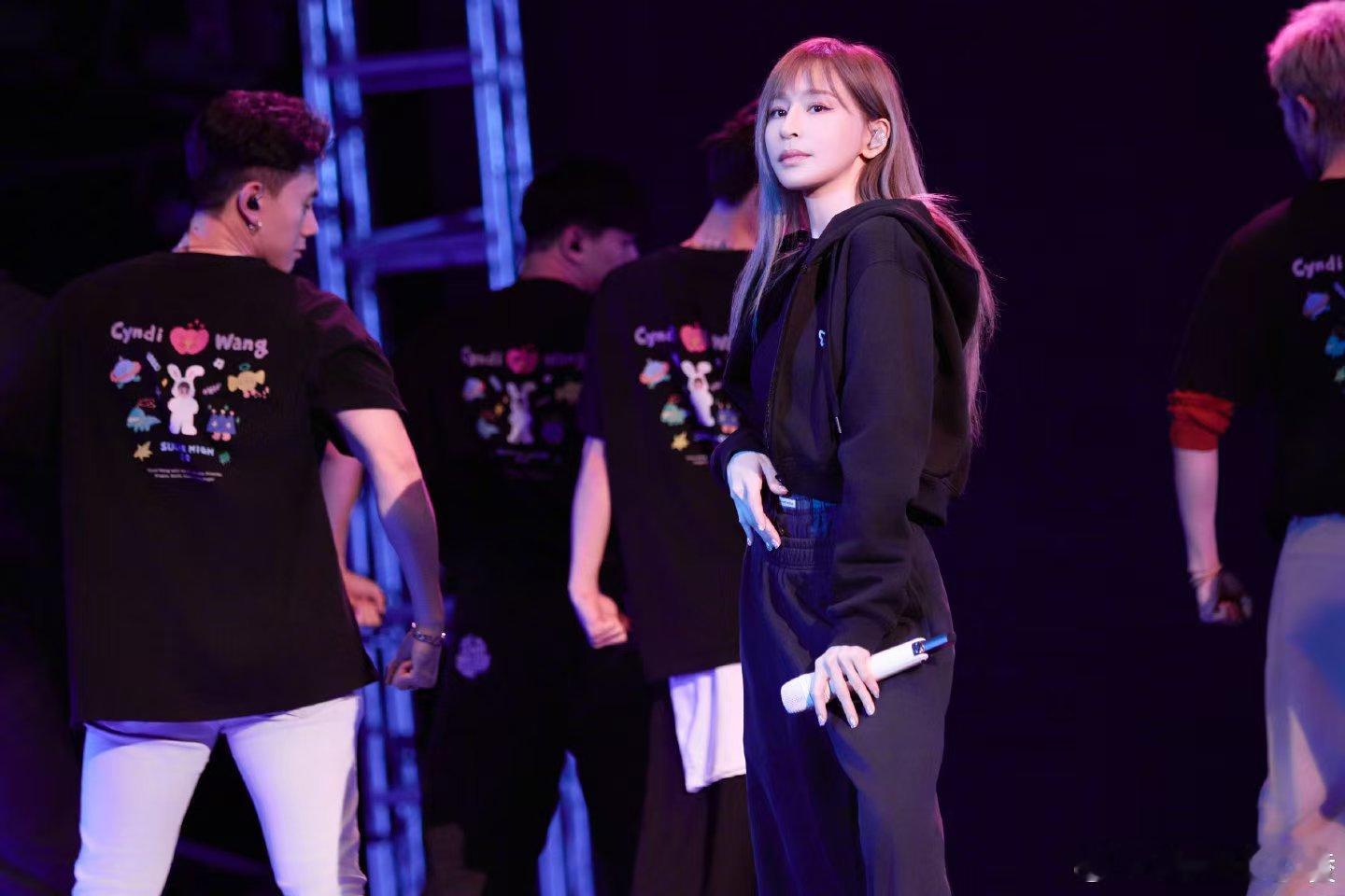 王心凌演唱会好喜欢王心凌的演唱会啊，不仅仅是歌声超级好听，造型也是超级好看，这