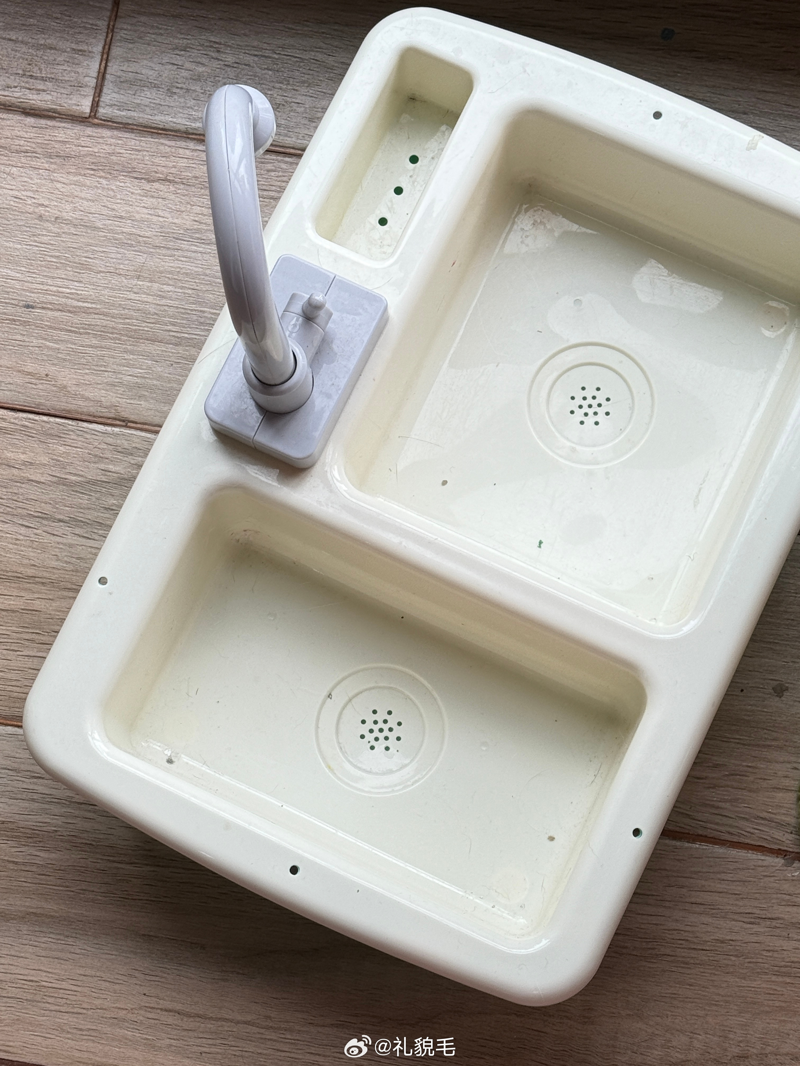 事到临头才发现自己买的玩具是多么的可笑家里明明水池水龙头，我买一个塑料假水池给她